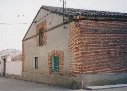 Backstein- und Zementhaus in Vadillo de la Guareña, Zamora.