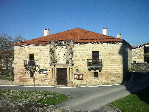 Adelshaus von Zalduondo mit Skulpturen und Wappen an der Fassade.