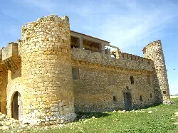 Castillo medieval con torres redondas y muros de piedra en San Clemente, Cuenca.