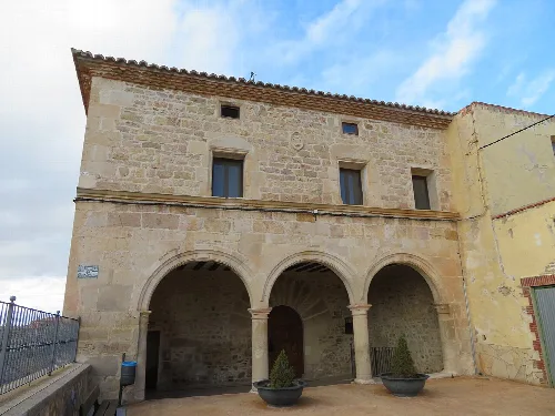 Ayuntamiento de Cuevas de Almudén (Teruel).