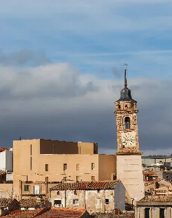 Torre de iglesia con reloj y aguja en Ateca, Zaragoza.