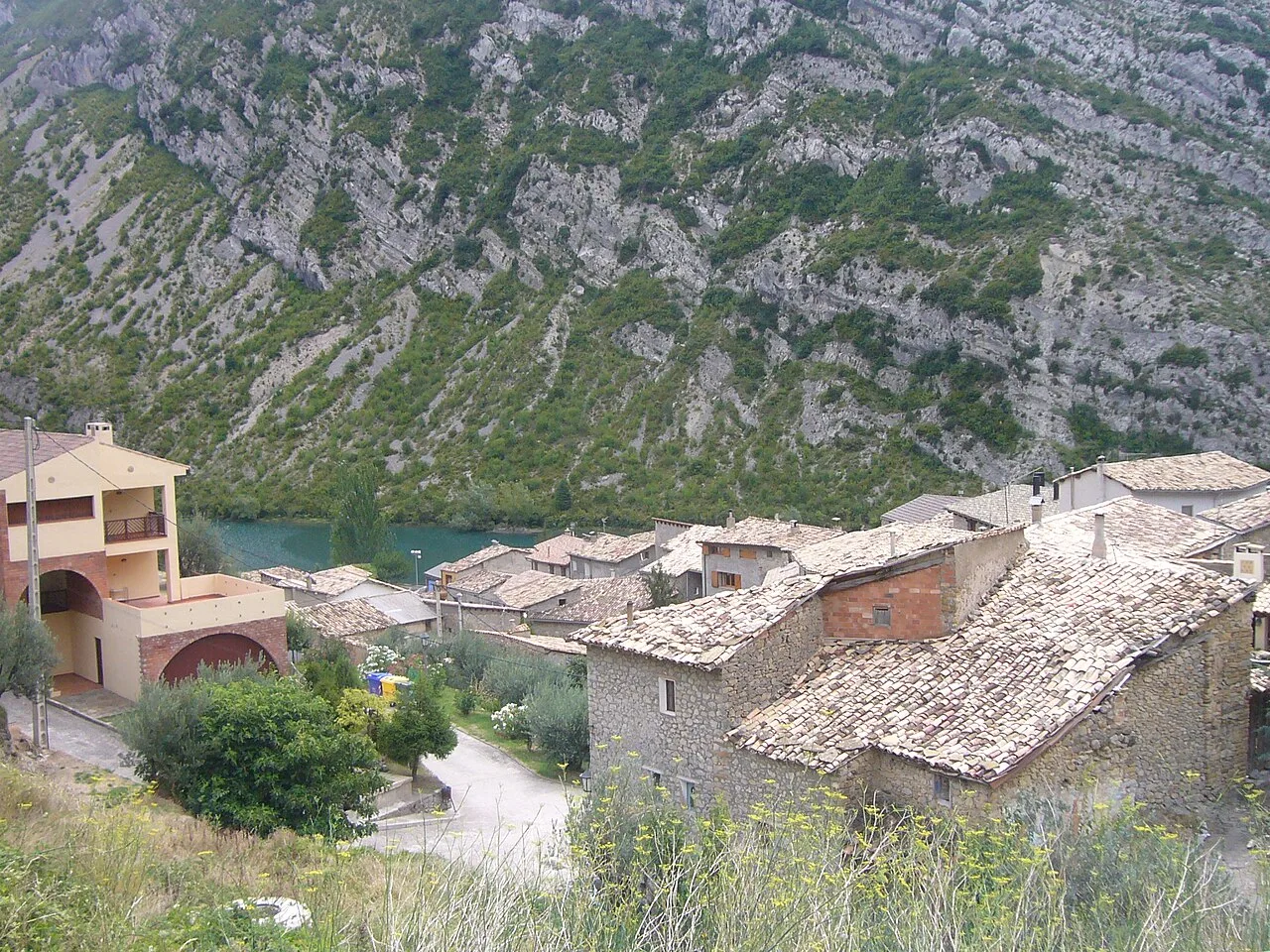 Sopeira vist des de la carretera, amb  el Noguera Ribagorçana al fons