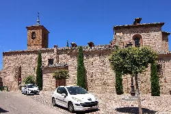 Kirche San Pedro Apóstol mit Turm und Steinfassade in Calera y Chozas.