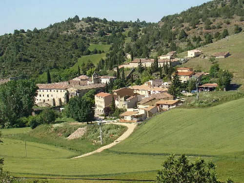 Vista a lo lejos de la localidad de La Buenafuente del Sistal, con el monasterio cisterciense a la izquierda. Provincia de Guadalajara (España).
