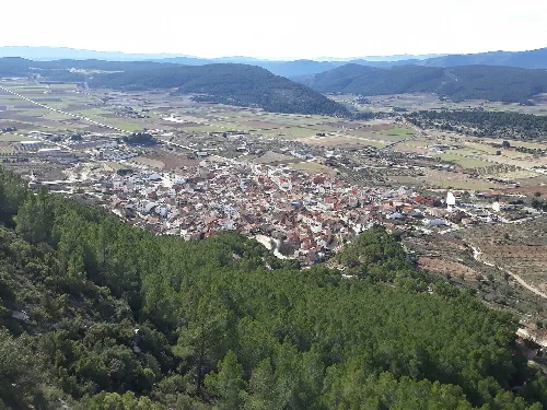 Blick auf eine Stadt umgeben von Natur und Feldern in Valencia.