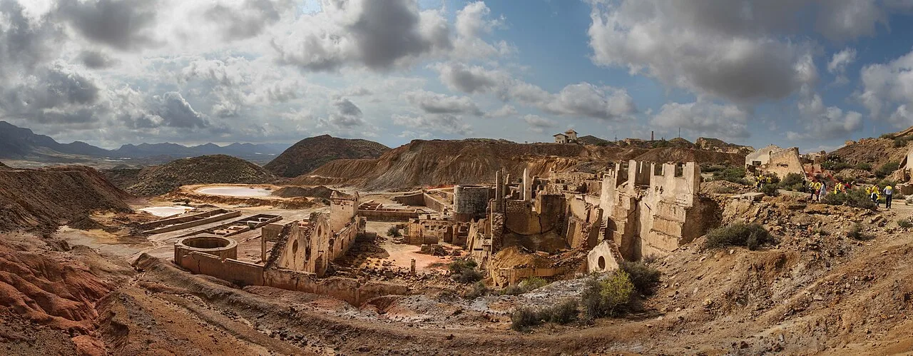 Restos de estructuras mineras en un paisaje árido y montañoso.
