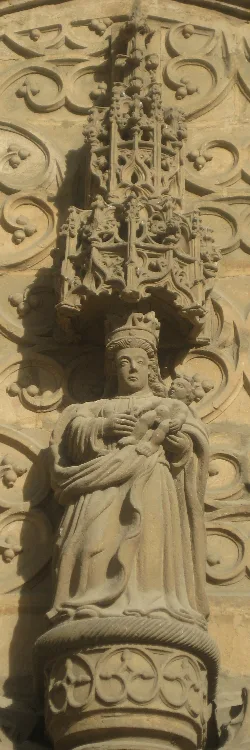 Escultura de Santa María con niño en la portada de la iglesia de Güeñes.