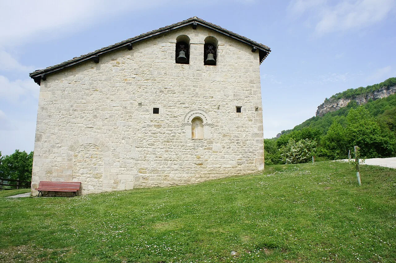 Steinfassade mit romanischem Fenster in der Kirche in Navarra.