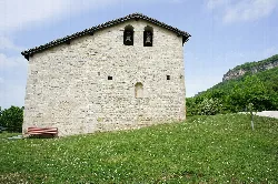 Steinfassade mit romanischem Fenster in der Kirche in Navarra.