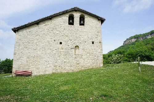 Fachada de piedra con ventanal románico en la ermita en Navarra.
