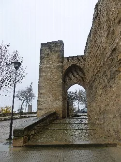 Steinmauern mit Bogen und Kopfsteinpflasterweg in Úbeda.