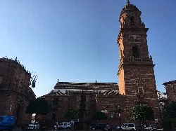 Iglesia de San Bartolomé con torre y fachada de ladrillo en Montoro.