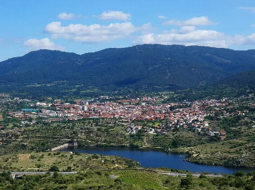 Landschaft von El Tiemblo mit Stausee und Bergen im Hintergrund
