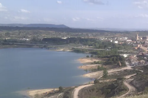 Blick auf einen Stausee und eine Stadt am Flussufer des Guadiela in Sacedón.