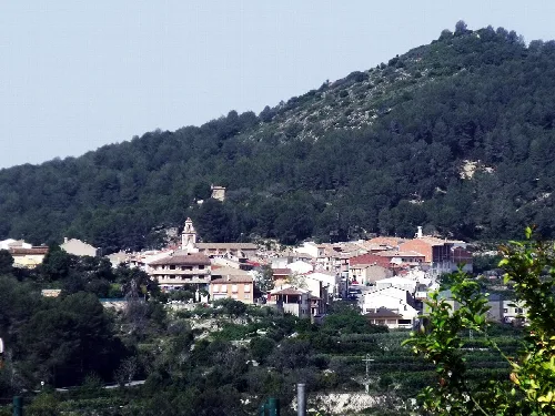 Panoramablick auf Montichelvo mit Häusern und einer Kirche in einer bergigen Landschaft.