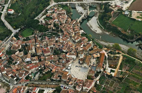 Luftaufnahme der Straßen und Gebäude der Altstadt von Besalú.