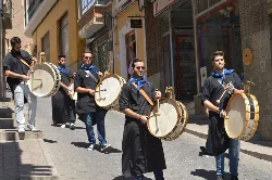 Grupo de personas tocando tambores en una calle de Mula.