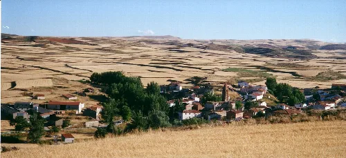 Ländliche Landschaft mit Häusern und Feldern in Cosa, Teruel.
