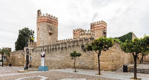 Schloss San Marcos mit Steinmauern und Türmen in El Puerto de Santa María.