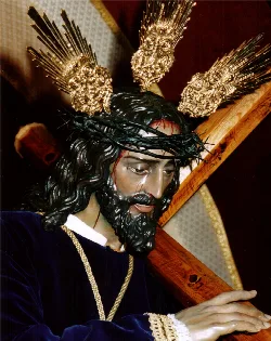 Statue von Jesus Nazareno mit Dornenkrone und Holzkreuz.