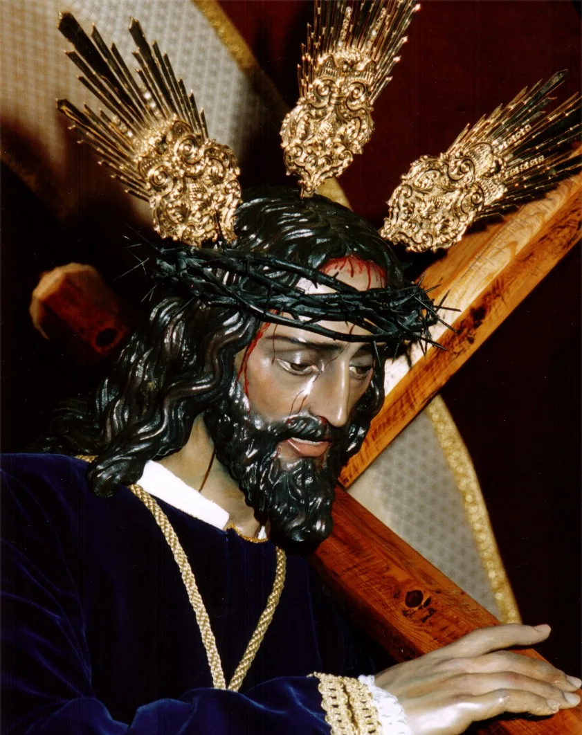 Statue von Jesus Nazareno mit Dornenkrone und Holzkreuz.