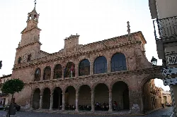 Edificio con arcos en la planta baja y torre en la esquina en San Clemente, Cuenca.