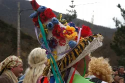 Person mit dekoriertem Hut mit Blumen, Bändern und Schmuck beim Karneval in Polaciones.