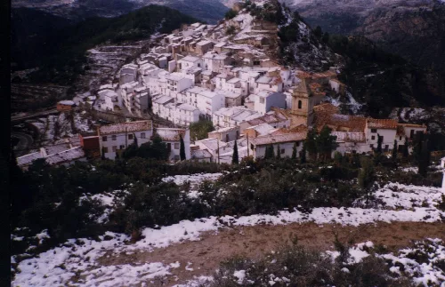 View of Villamalefa from Calvari, with white houses and narrow streets.