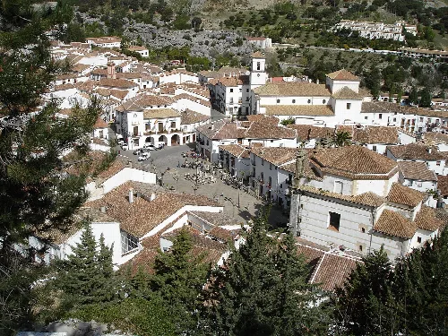 Grazalema Rathausplatz mit weißen Gebäuden und Bäumen.