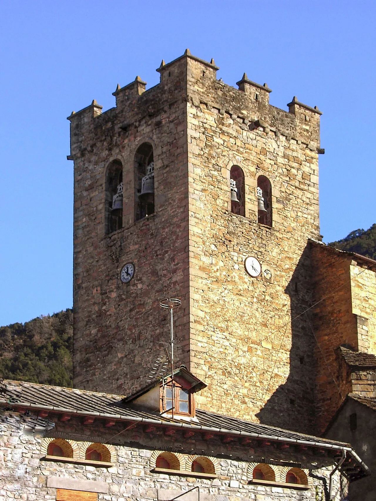 Steinernes Kirchturmuhr mit Fenstern in Broto.