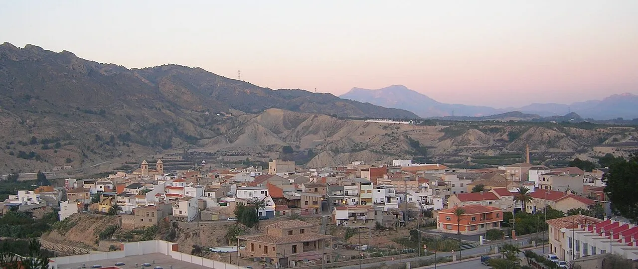 Vista panorámica de Villanueva del Río Segura con montañas al fondo.