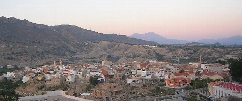 Panoramablick auf Villanueva del Río Segura mit Bergen im Hintergrund.