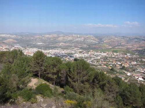 Panoramablick auf Cuevas de San Marcos und die umliegenden Berge.