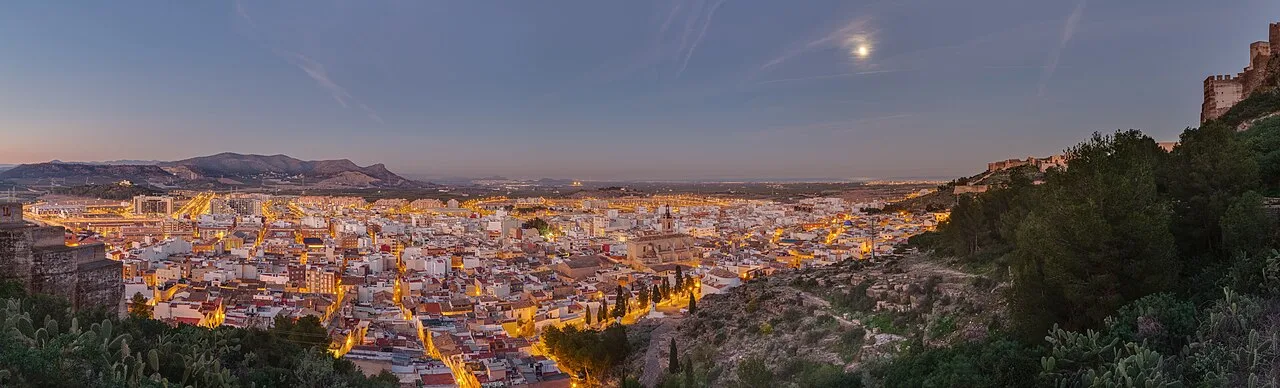 Panoramablick bei Sonnenuntergang auf Sagunto vom Burgberg.