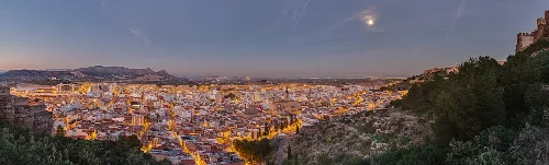Panoramablick bei Sonnenuntergang auf Sagunto vom Burgberg.