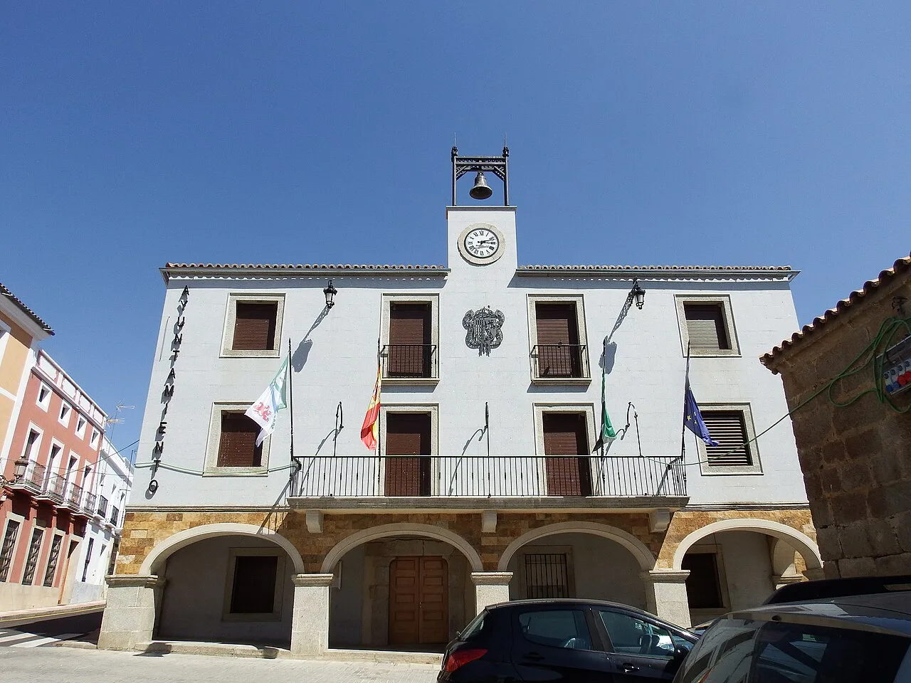 Rathausgebäude mit Uhr und Flaggen in Cañaveral, Cáceres.