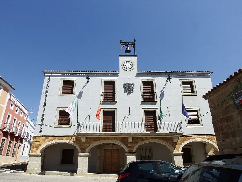 Rathausgebäude mit Uhr und Flaggen in Cañaveral, Cáceres.