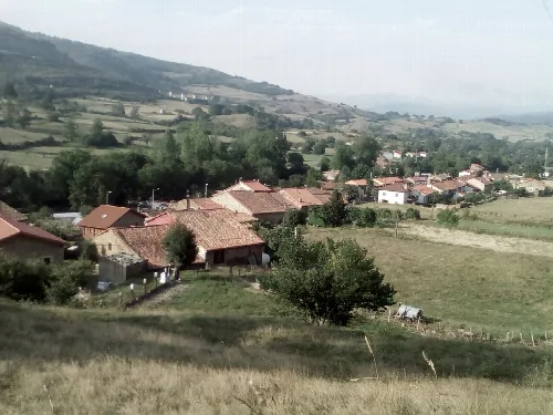 Paisaje rural con casas y campos en Pie de Concha, Cantabria.