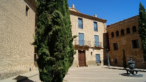 Fachada del Palacio de Rodezno y la casa consistorial en la plaza de Villafranca.