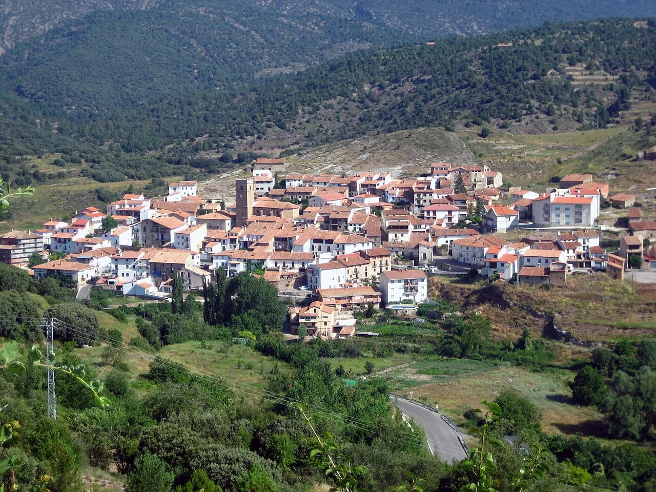 Vista panorámica de Formiche Alto en Teruel, con casas y montañas de fondo.