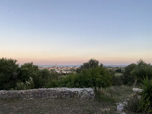 Vegetation, Steinmauer und der Horizont von Cubellas bei Sonnenuntergang.