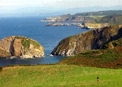 Acantilados y mar en Cabo de Peñas, Gozón, Asturias.