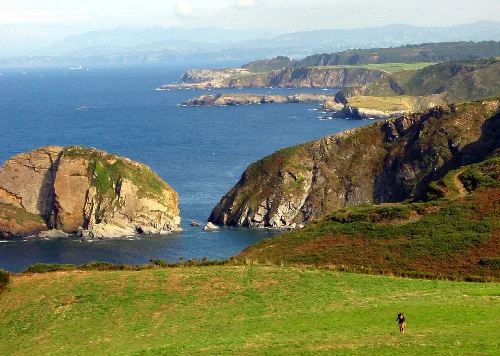Acantilados y mar en Cabo de Peñas, Gozón, Asturias.