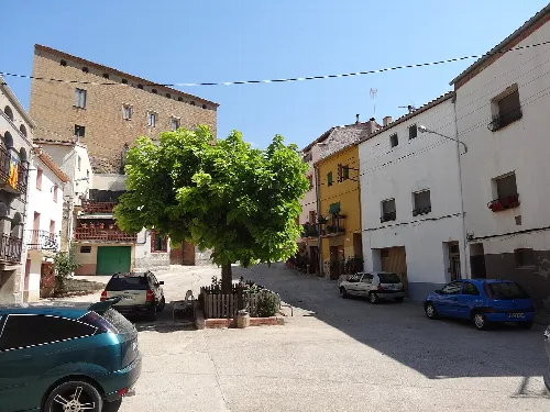 Vista del centre de Preixens, amb el castell al fons a l'esquerra