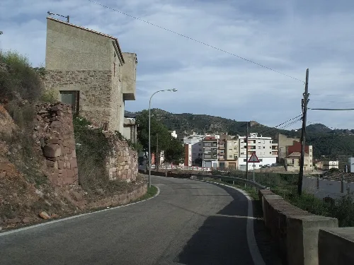 Straßenansicht in Gátova mit Häusern im Hintergrund.