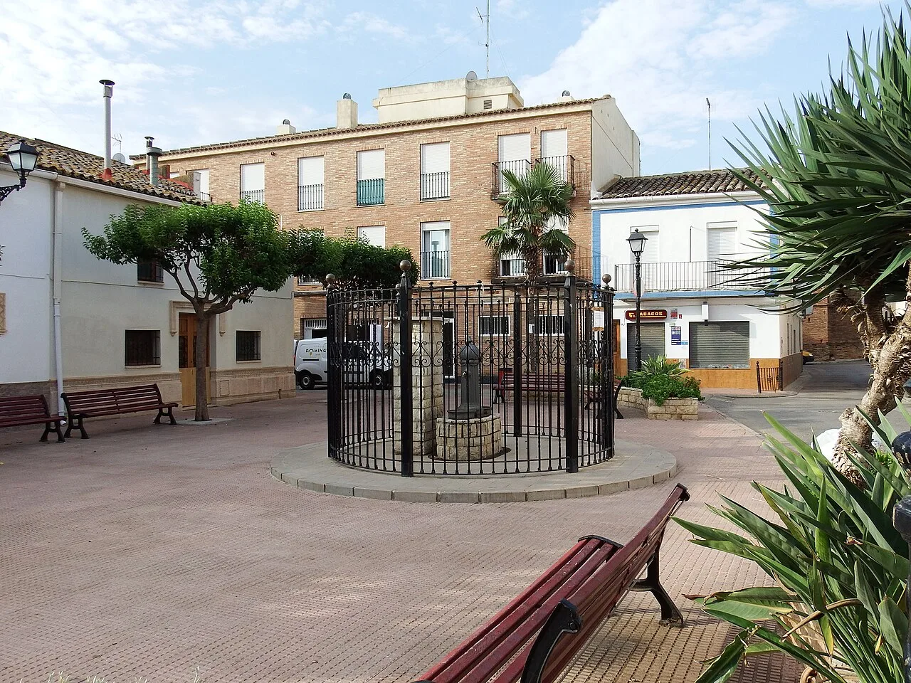 Platz mit Brunnen und Bänken in Canet de Berenguer.