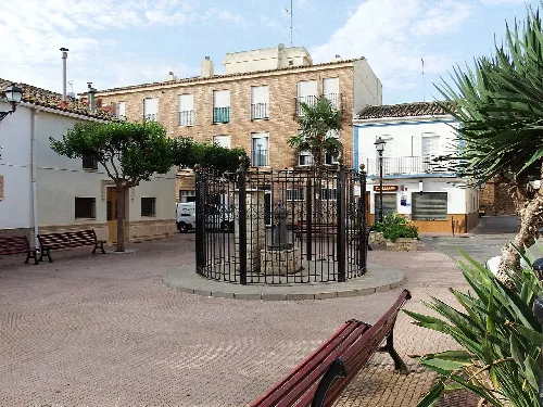 Platz mit Brunnen und Bänken in Canet de Berenguer.