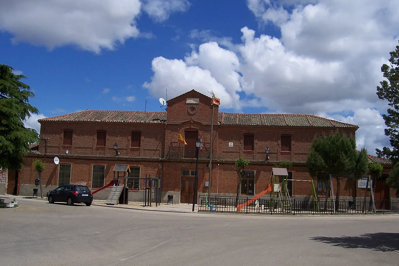 Edificio del ayuntamiento de Ventosa de la Cuesta con cielo nublado.