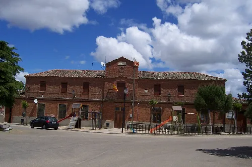 Edificio del ayuntamiento de Ventosa de la Cuesta con cielo nublado.