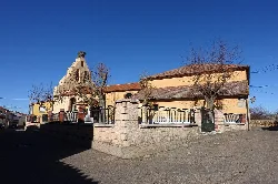 Iglesia de San Bartolomé con torre y muro de piedra en Morasverdes.